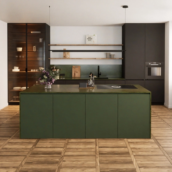 Rénovation d'une cuisine en marbre vert, parquet au sol et placards noirs